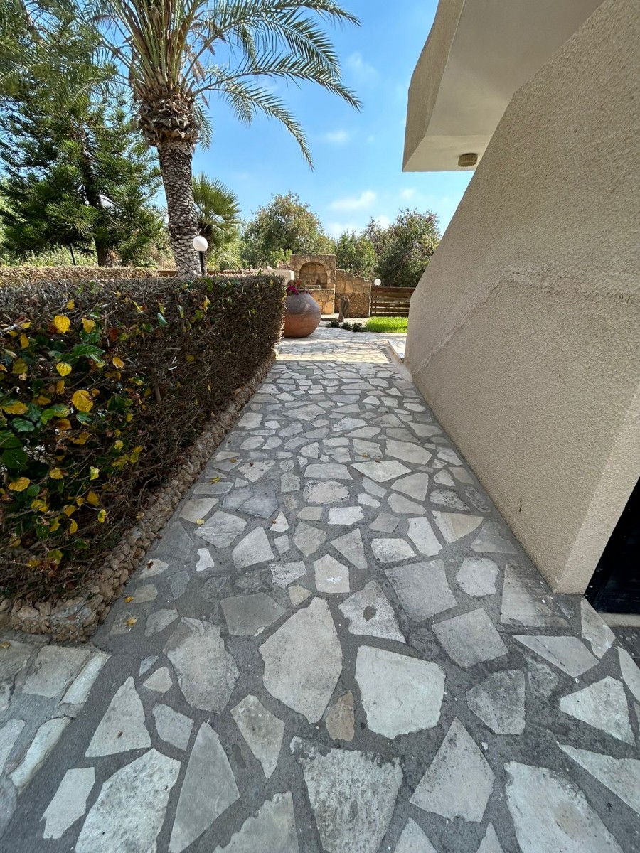 Hotel For Sale  in  Kissonerga
