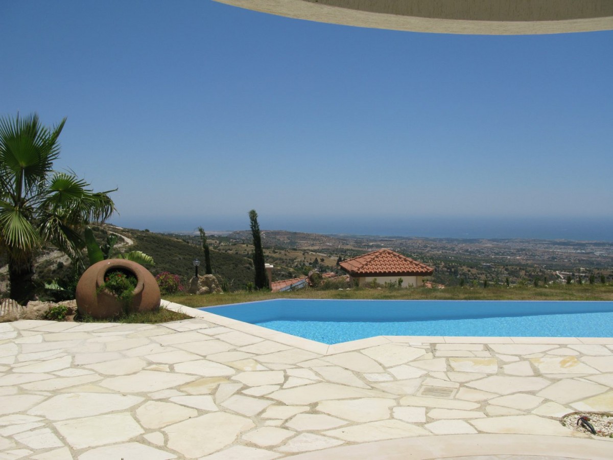 Villas / Houses in Tsada