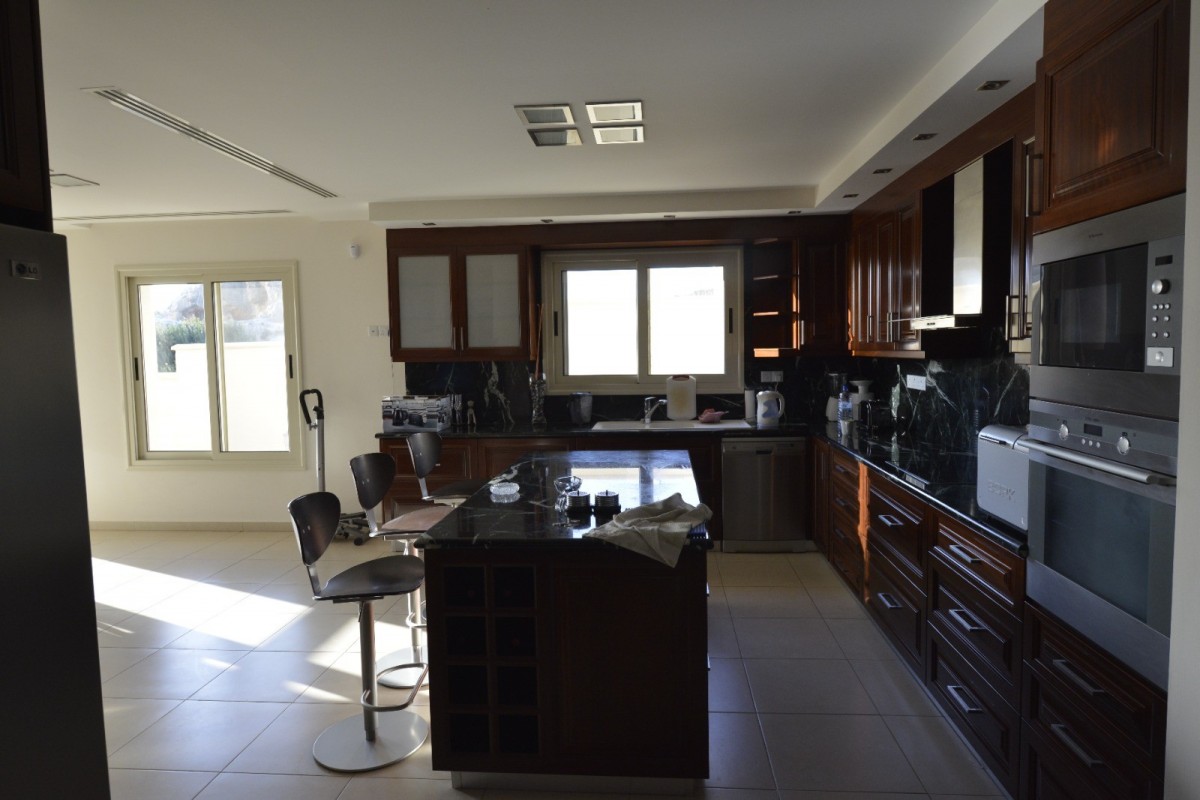 Detached Villa For Rent  in  Peyia