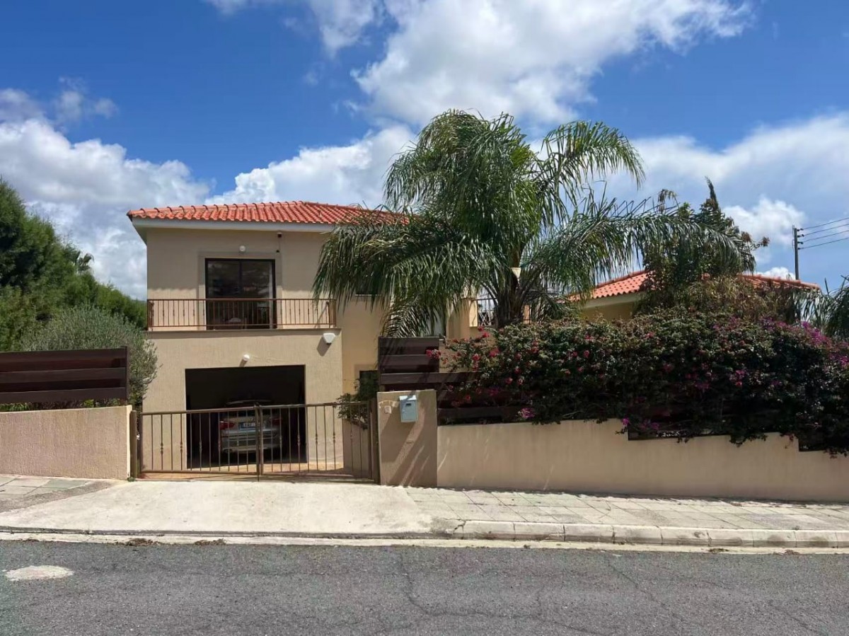 Detached Villa For Rent  in  Peyia