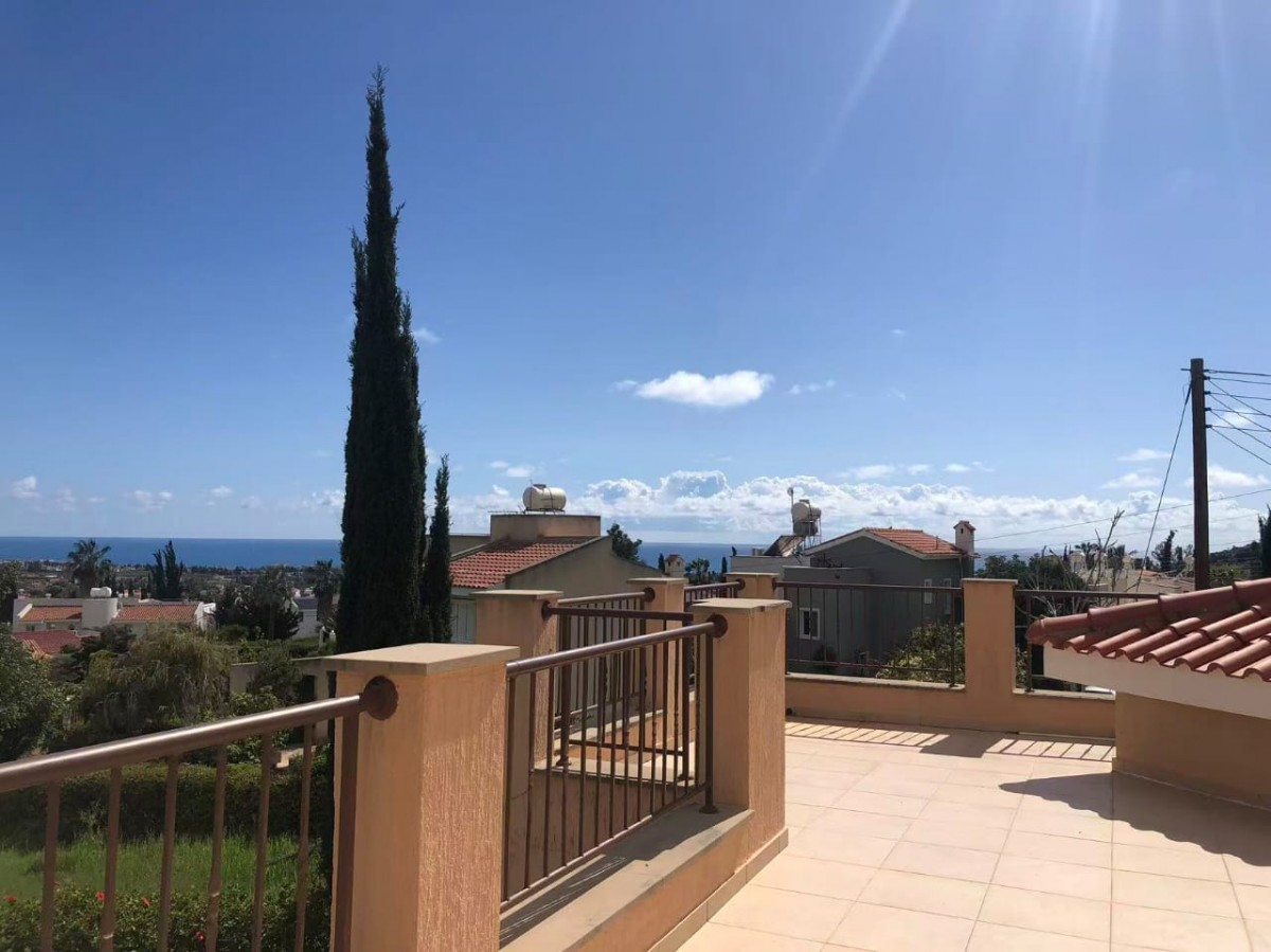 Detached Villa For Rent  in  Peyia