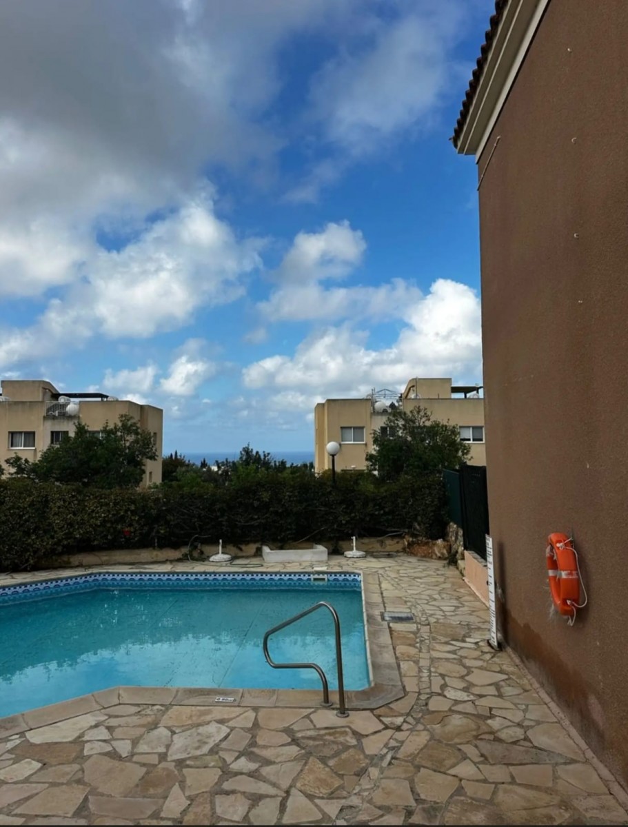 Town House For Rent  in  Peyia