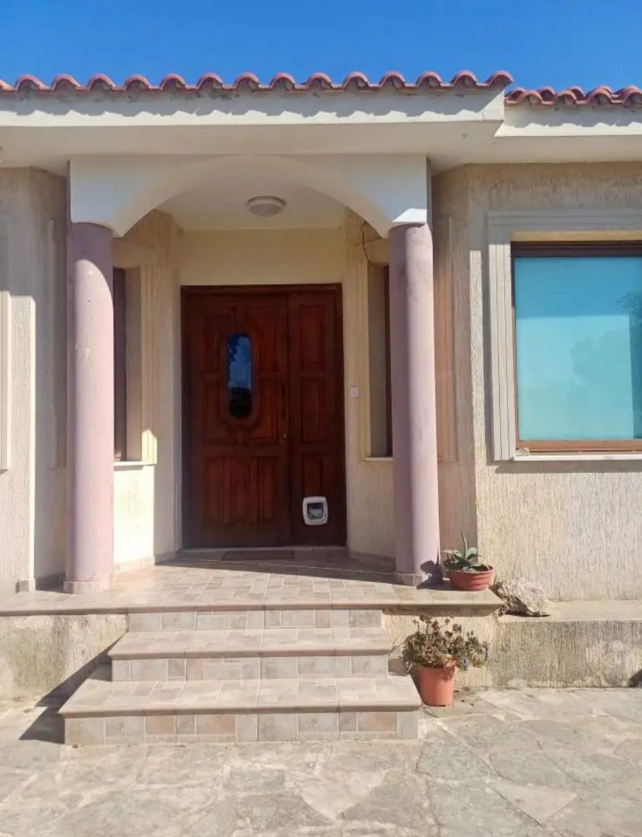 Detached Villa For Rent  in  Armou