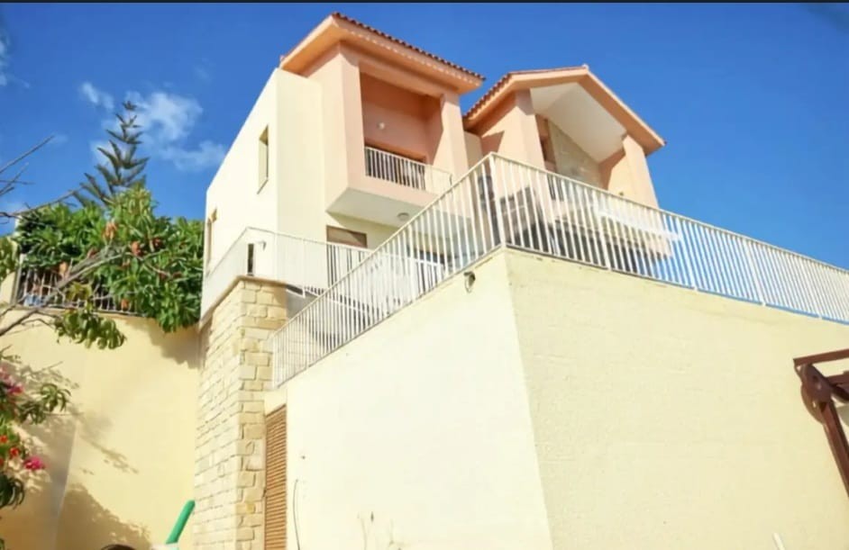 Detached Villa For Rent  in  Geroskipou