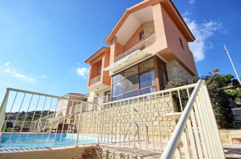 Detached Villa For Rent  in  Geroskipou