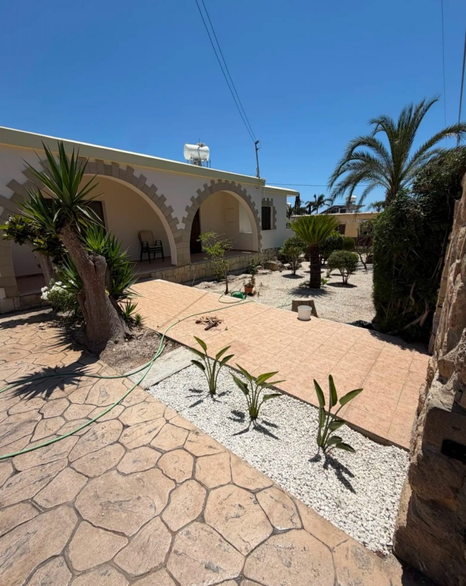 Bungalow For Rent  in  Peyia - Coral Bay