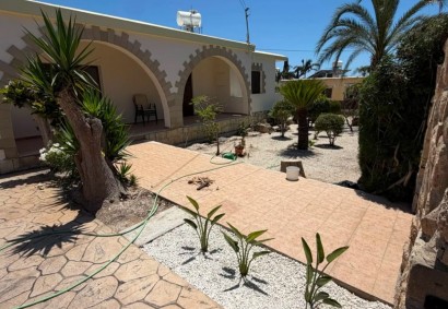Peyia - Coral Bay, Paphos Bungalow For Rent | DT5001