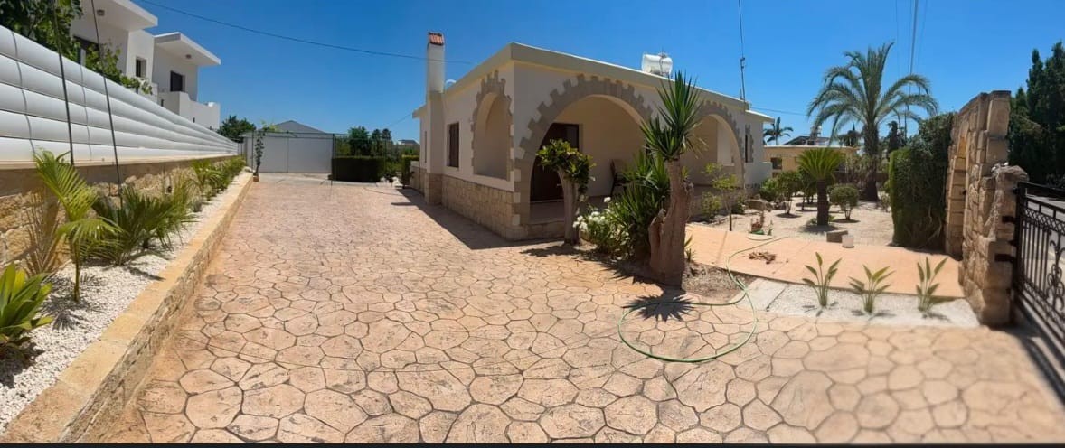 Peyia - Coral Bay, Paphos Bungalow For Rent | DT5001