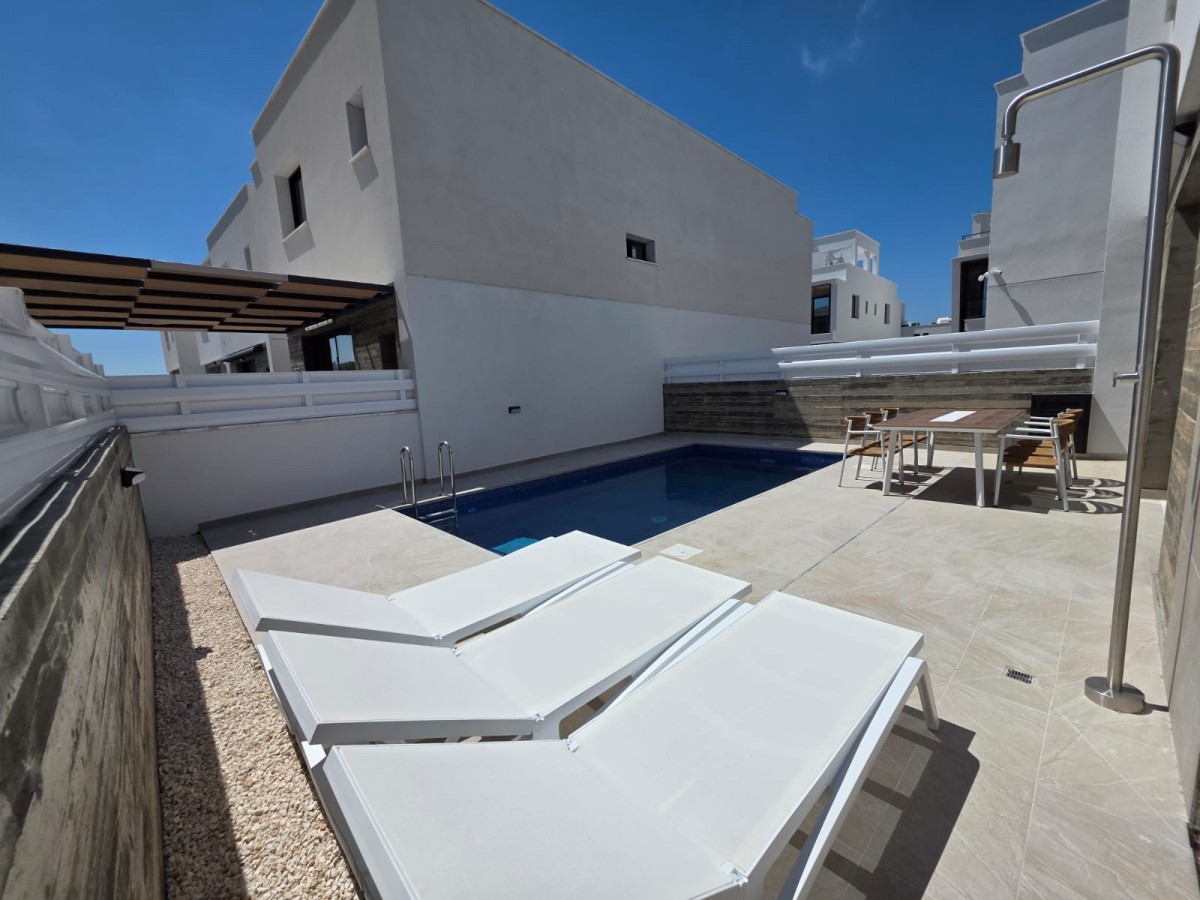 Detached Villa For Rent  in  Geroskipou