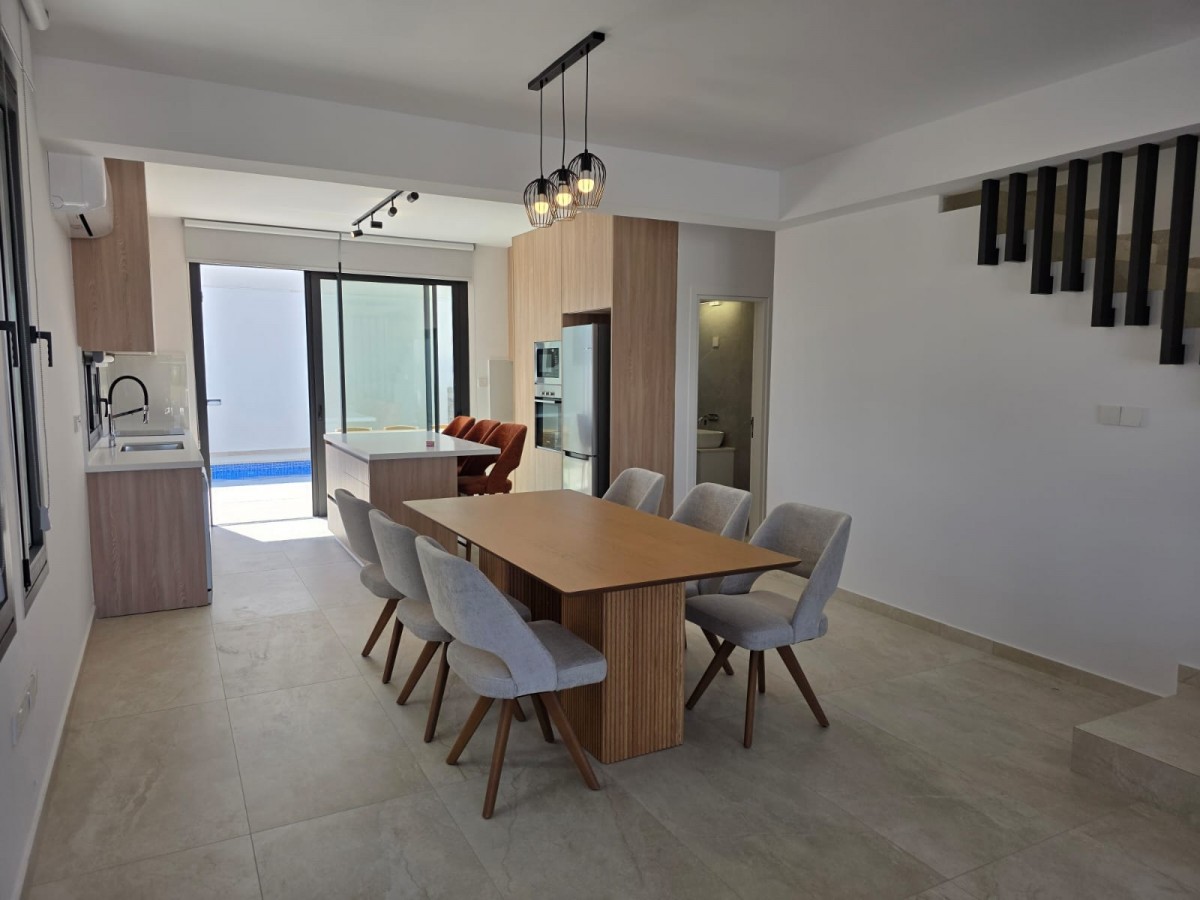 Detached Villa For Rent  in  Geroskipou