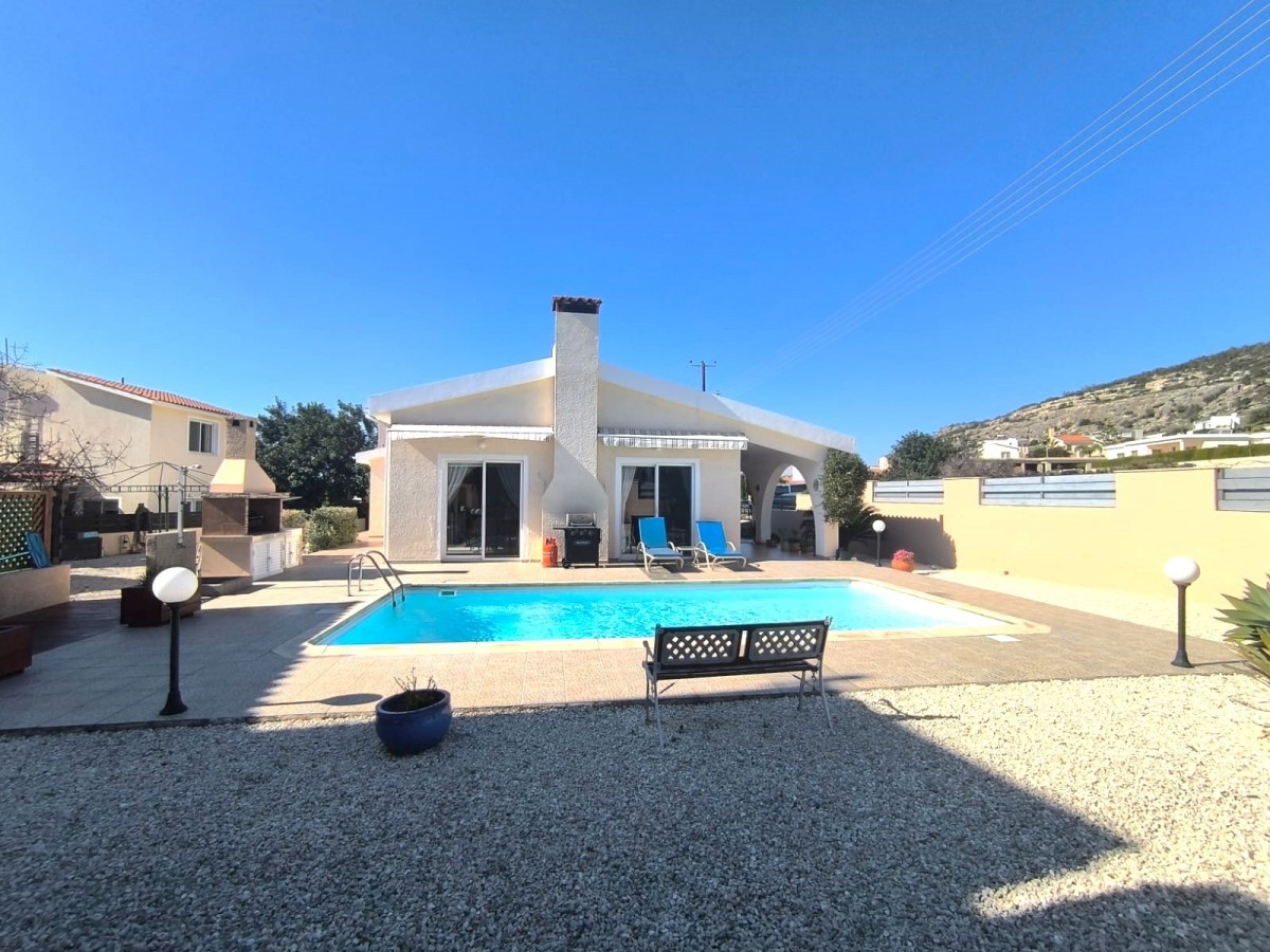 Peyia, Paphos Bungalow For Rent | DT5029