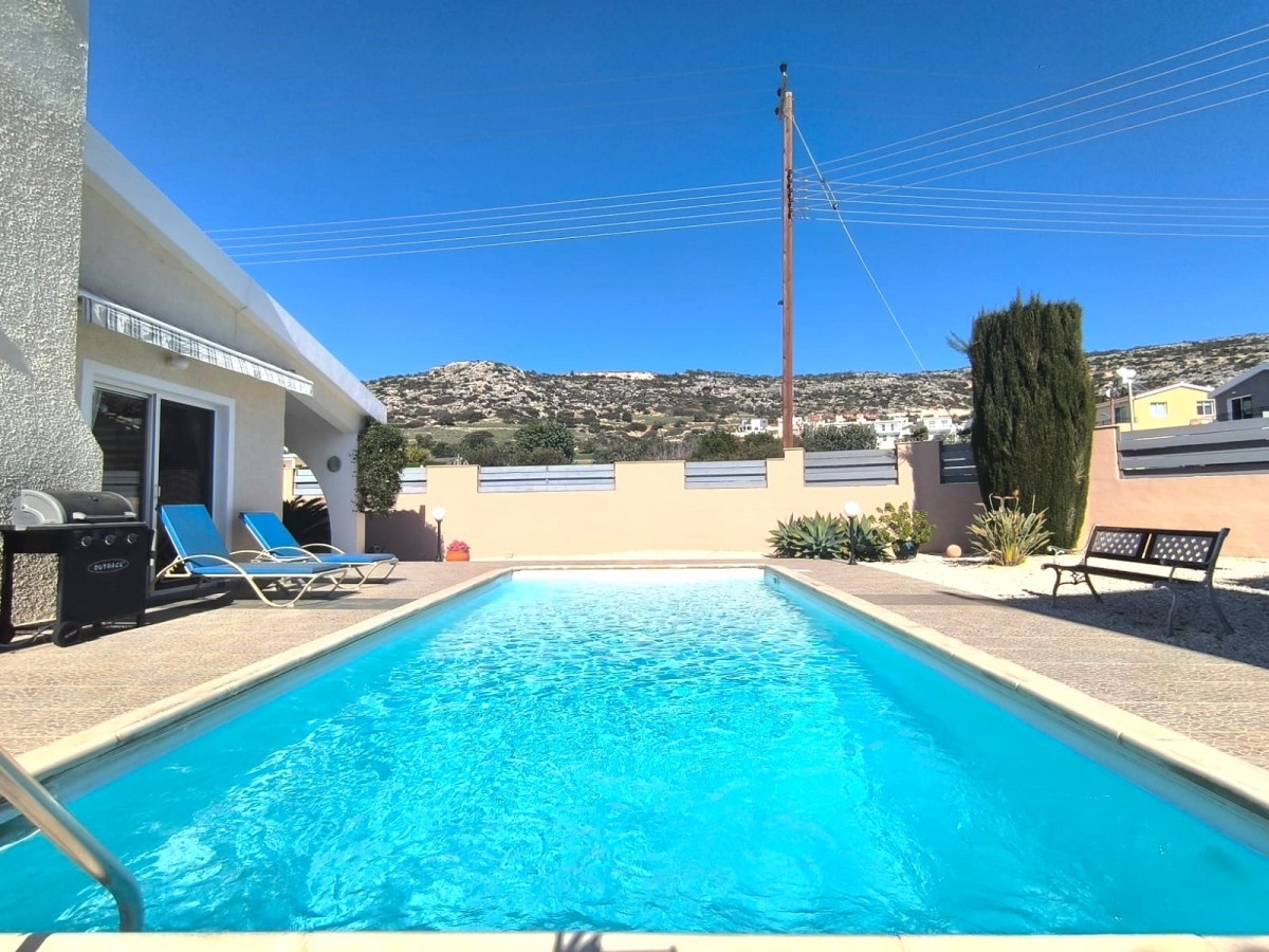 Bungalow For Sale  in  Peyia
