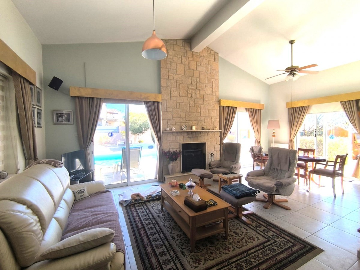 Bungalow For Sale  in  Peyia