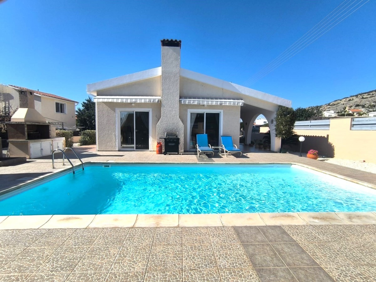 Bungalow For Sale  in  Peyia
