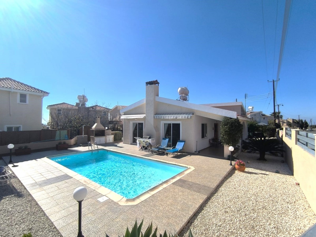 Bungalow For Sale  in  Peyia
