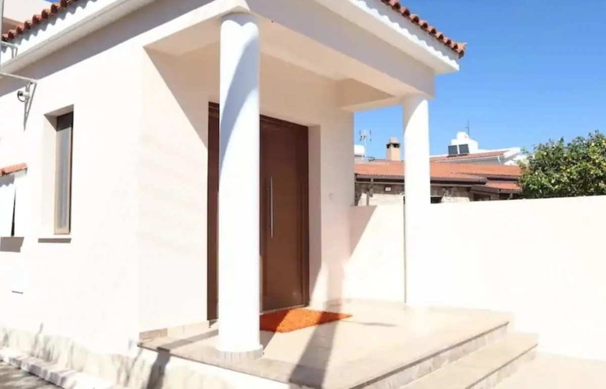 Detached Villa For Rent  in  Mesogi