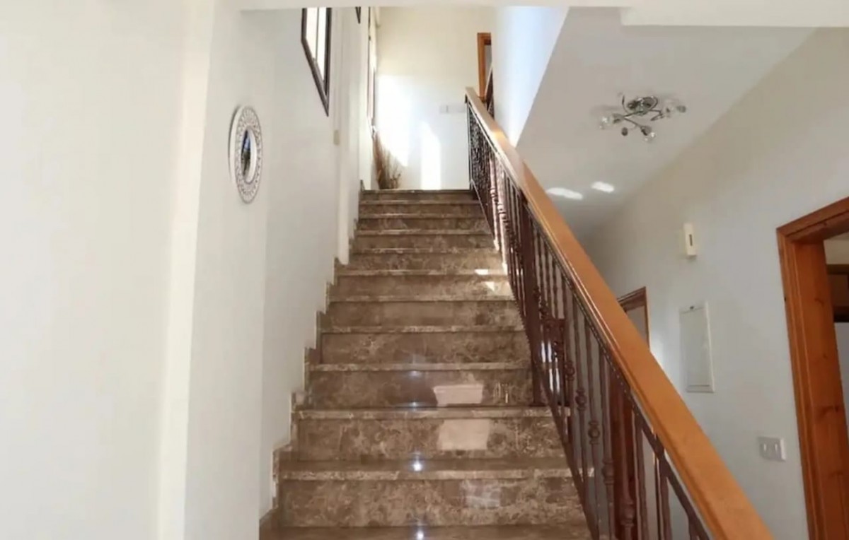 Detached Villa For Rent  in  Mesogi