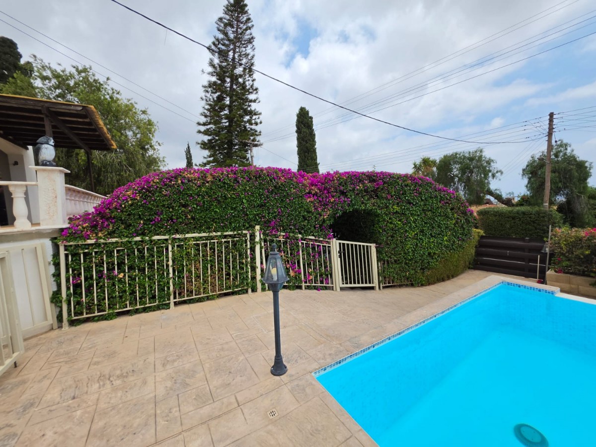 Bungalow For Sale  in  Peyia