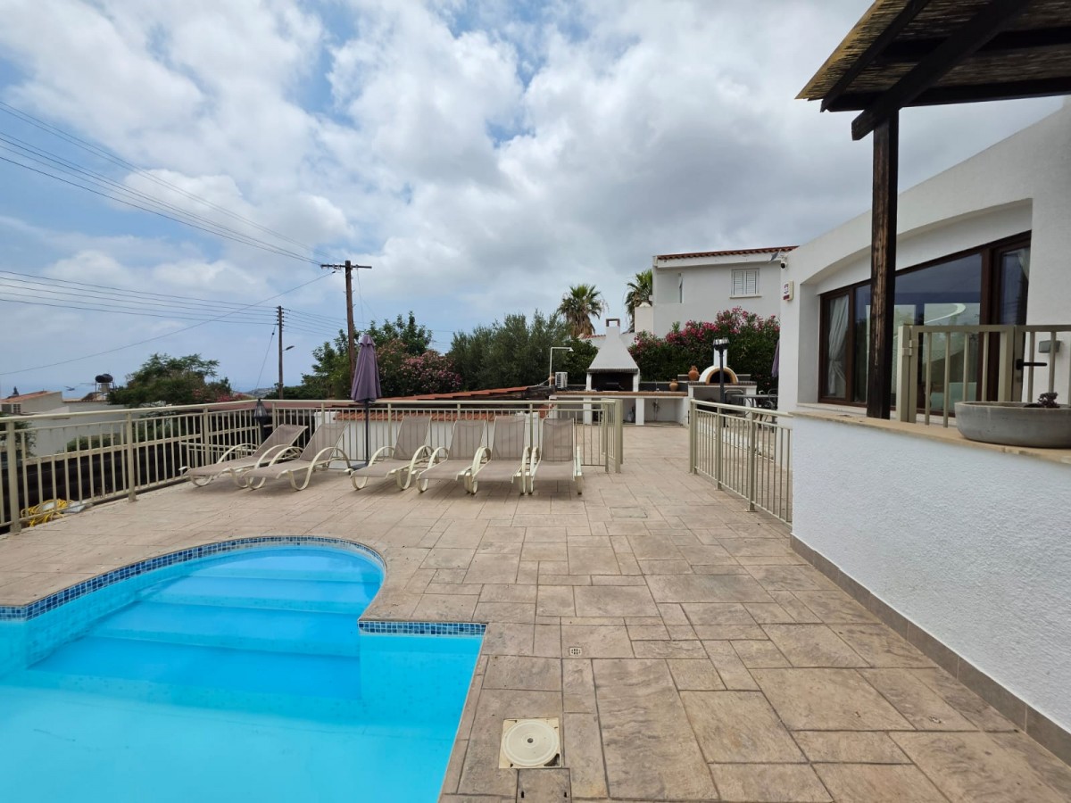 Bungalow For Sale  in  Peyia