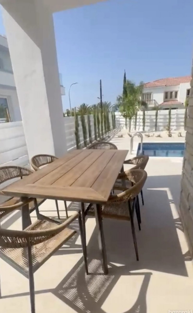 Detached Villa For Rent  in  Peyia