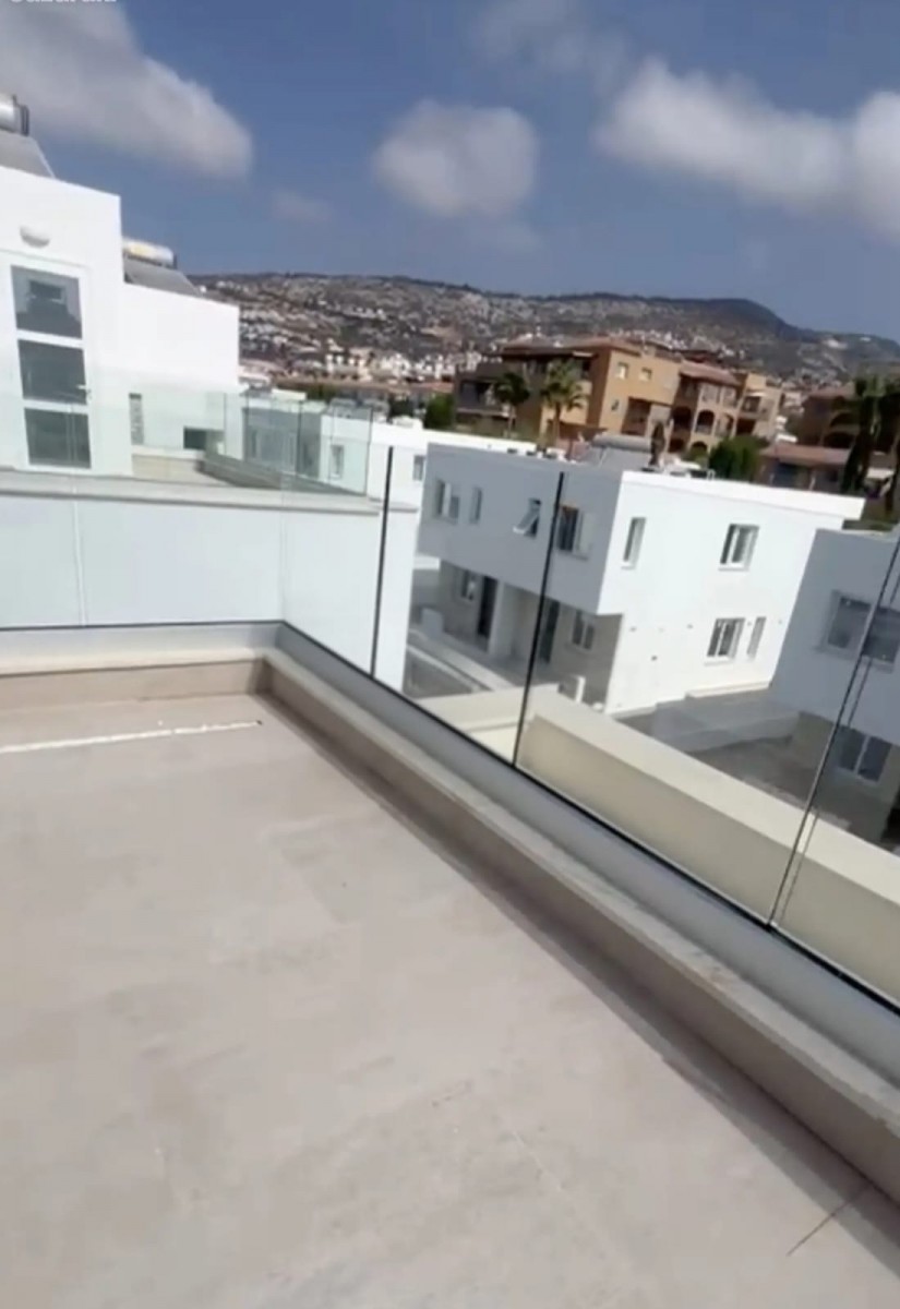 Detached Villa For Rent  in  Peyia
