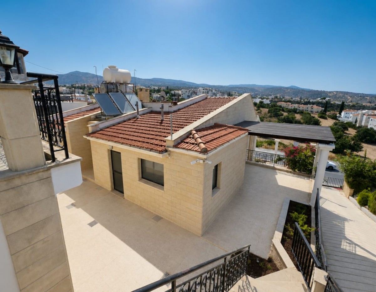 Detached Villa For Rent  in  Peyia