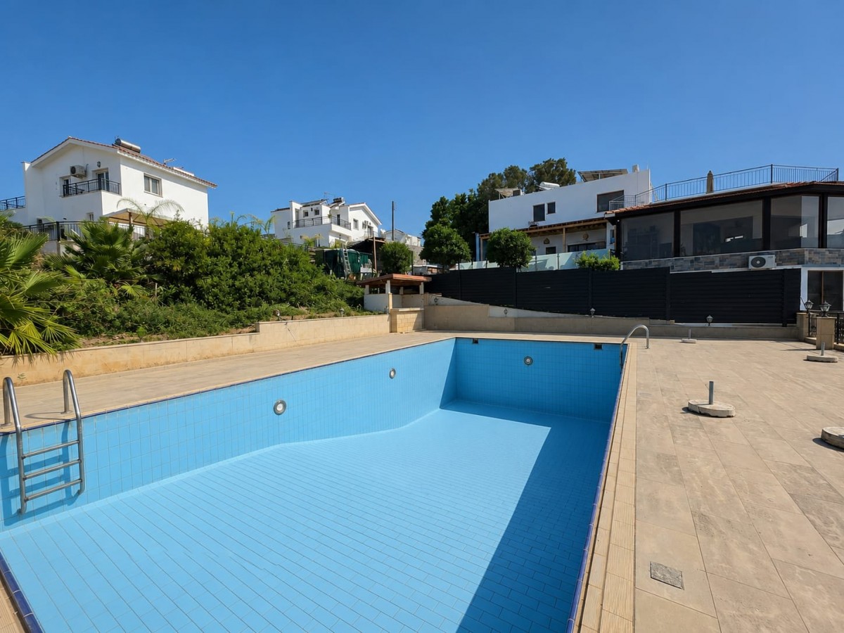 Detached Villa For Rent  in  Peyia