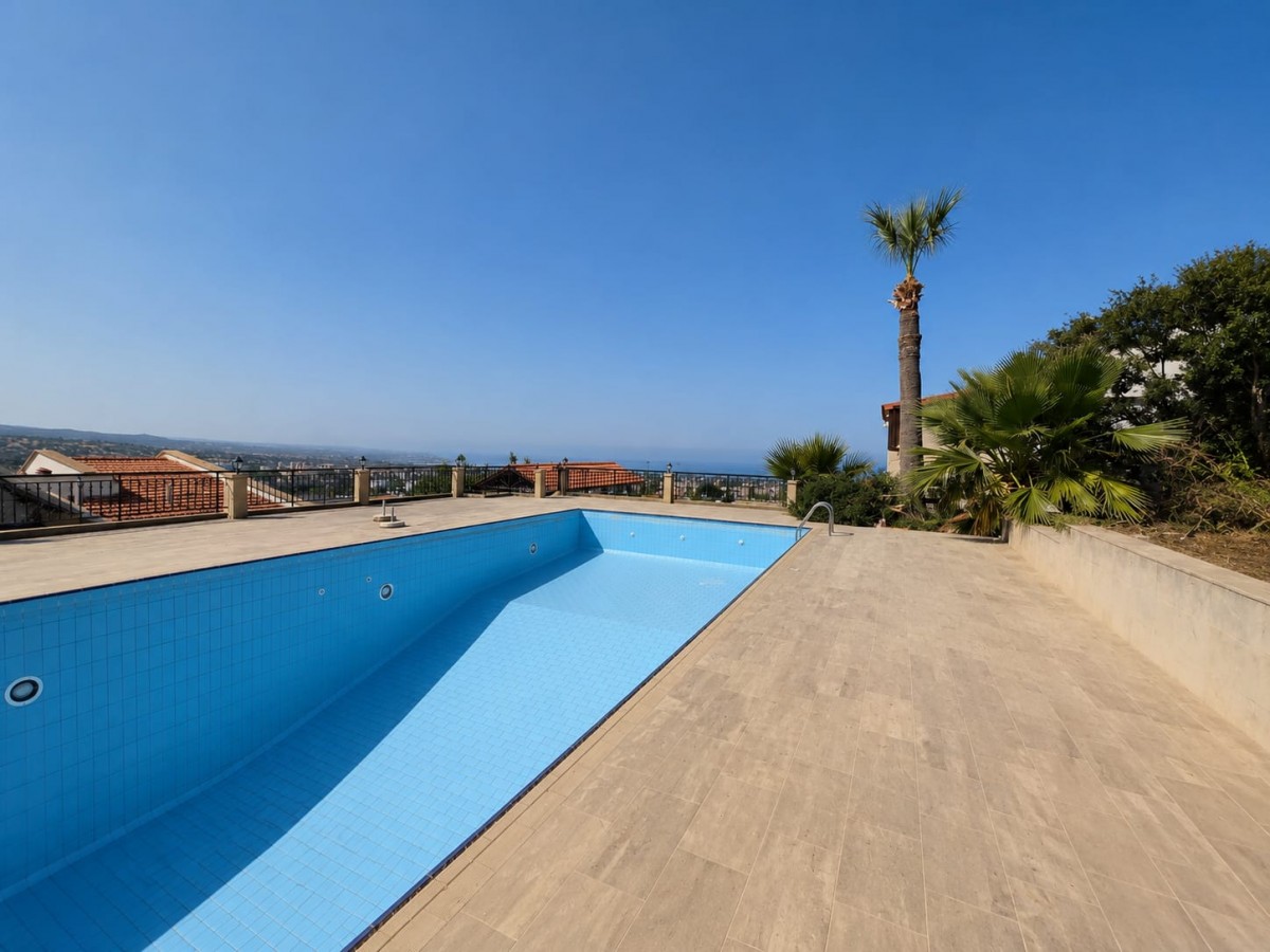 Detached Villa For Rent  in  Peyia
