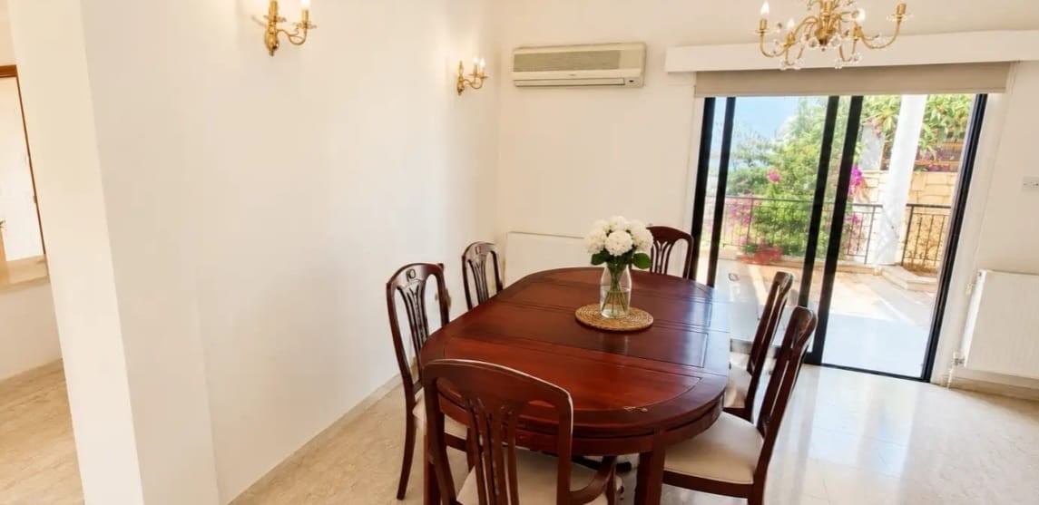 Detached Villa For Rent  in  Peyia