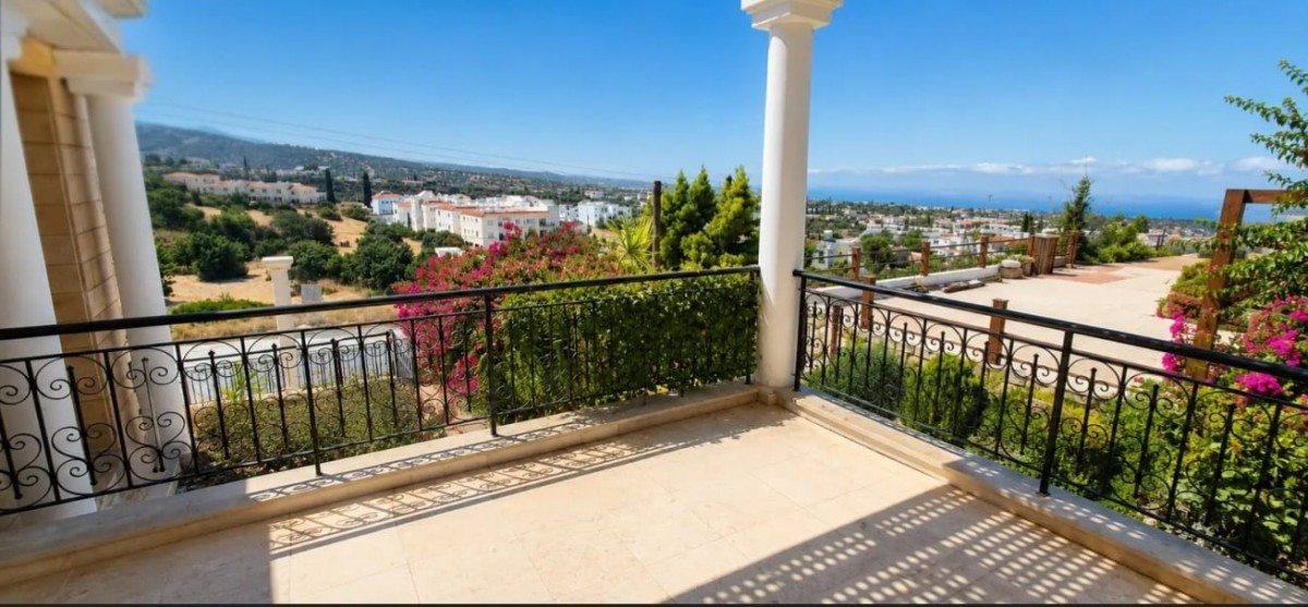 Detached Villa For Rent  in  Peyia