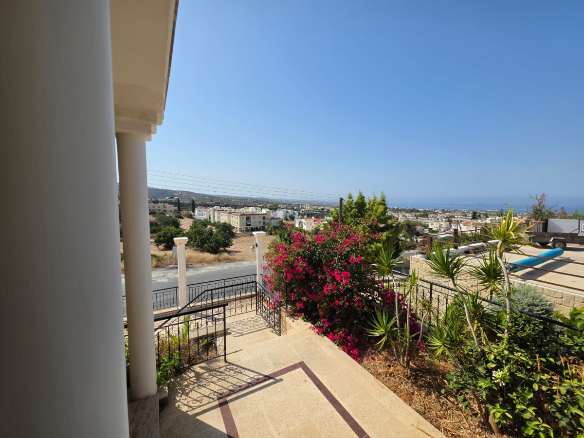 Detached Villa For Rent  in  Peyia