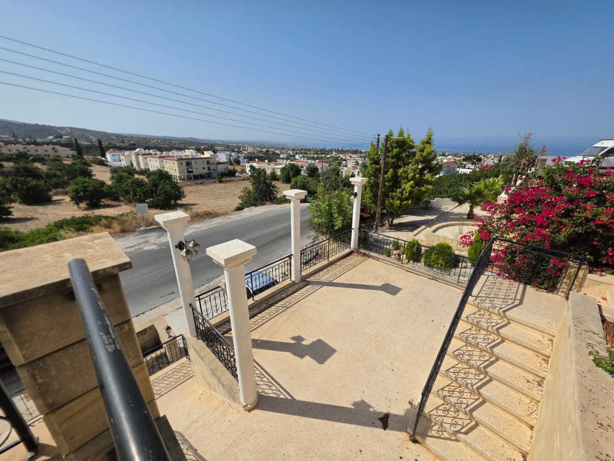 Detached Villa For Rent  in  Peyia