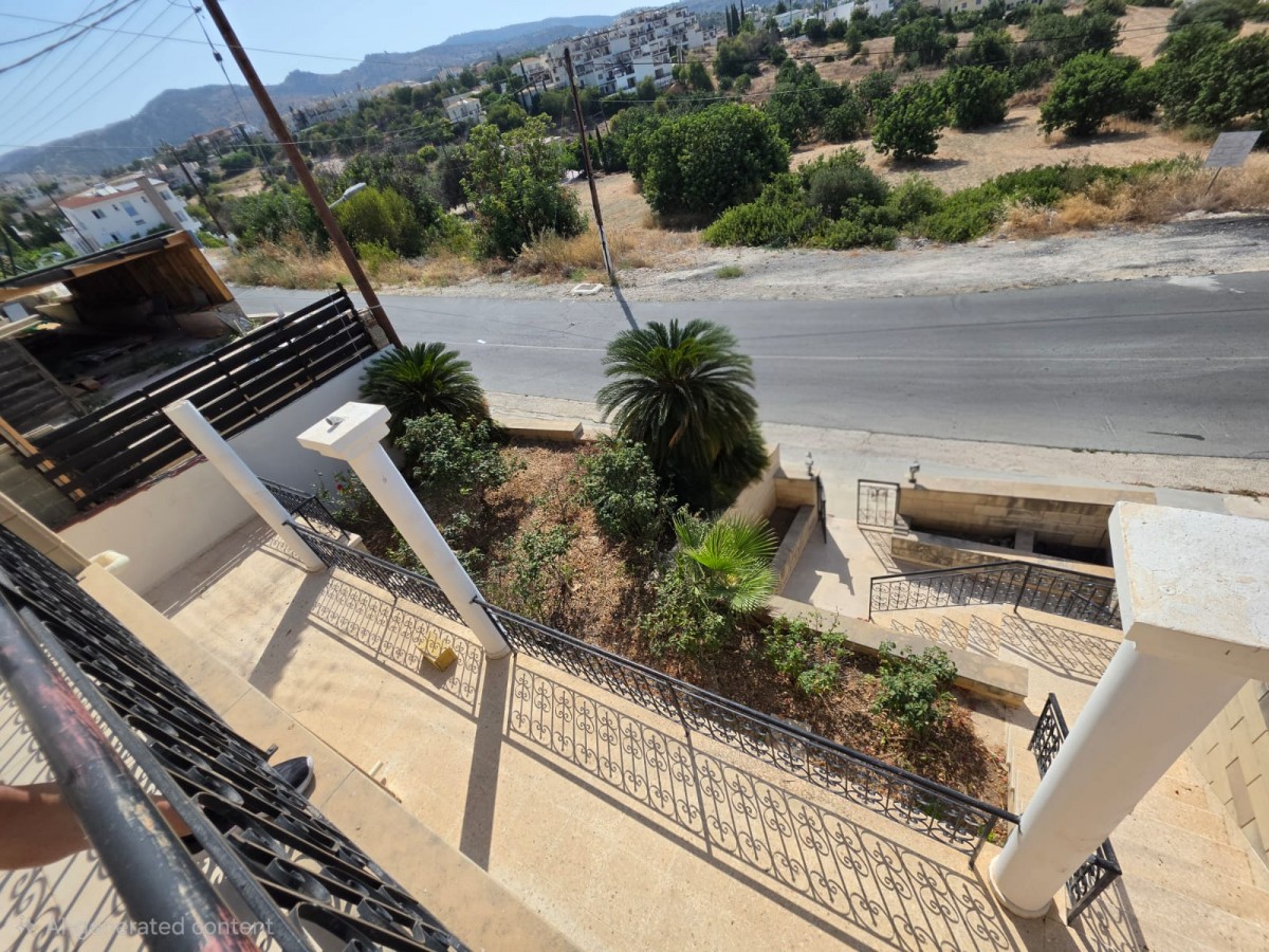 Detached Villa For Rent  in  Peyia