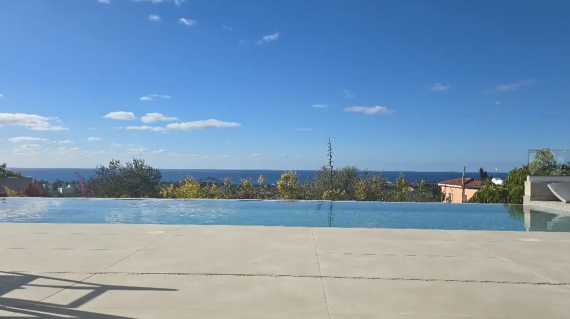 Detached Villa For Rent  in  Peyia