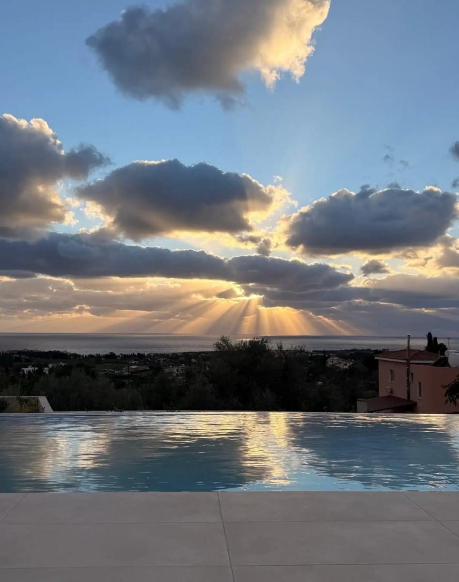 Detached Villa For Rent  in  Peyia
