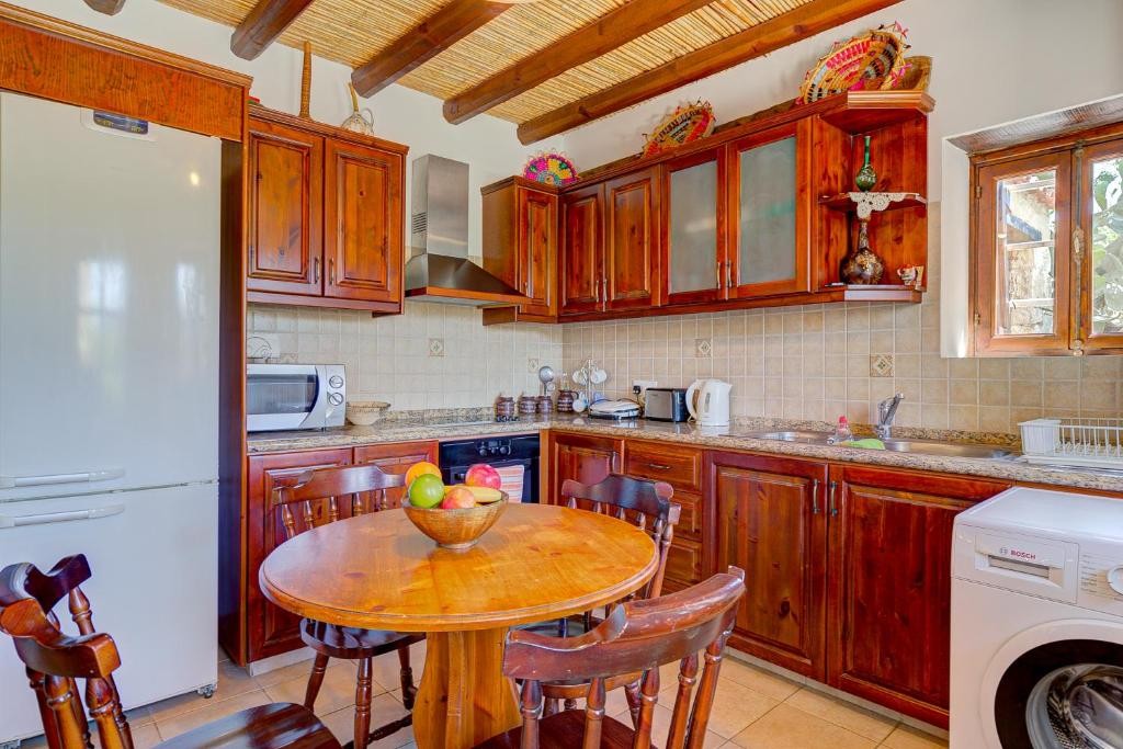 Detached Villa For Rent  in  Episkopi