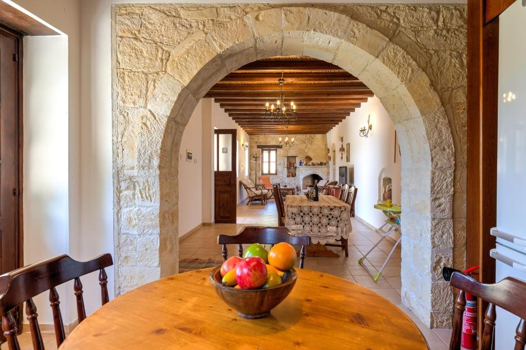 Detached Villa For Rent  in  Episkopi