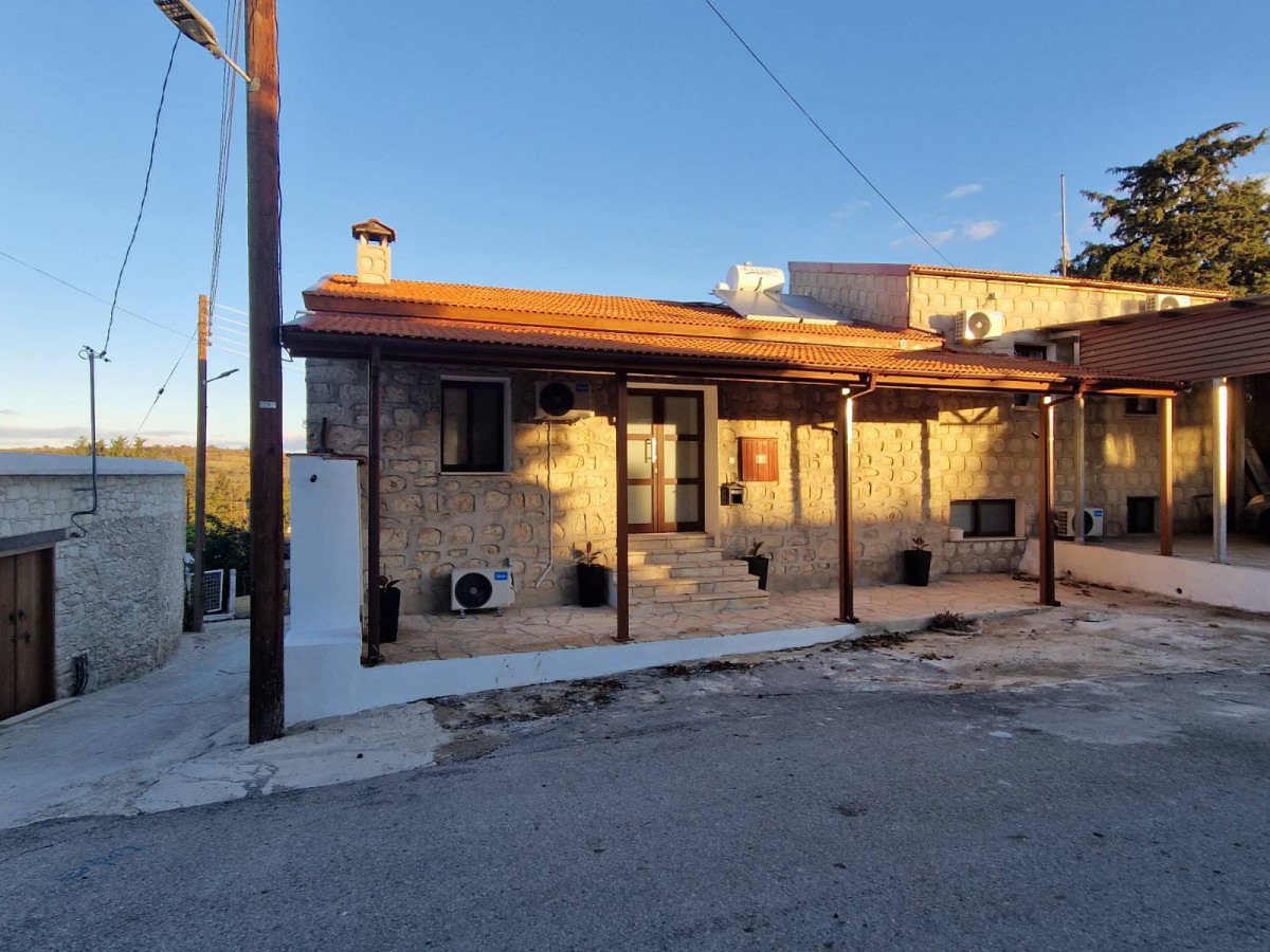 Traditional House For Rent  in  Polemi