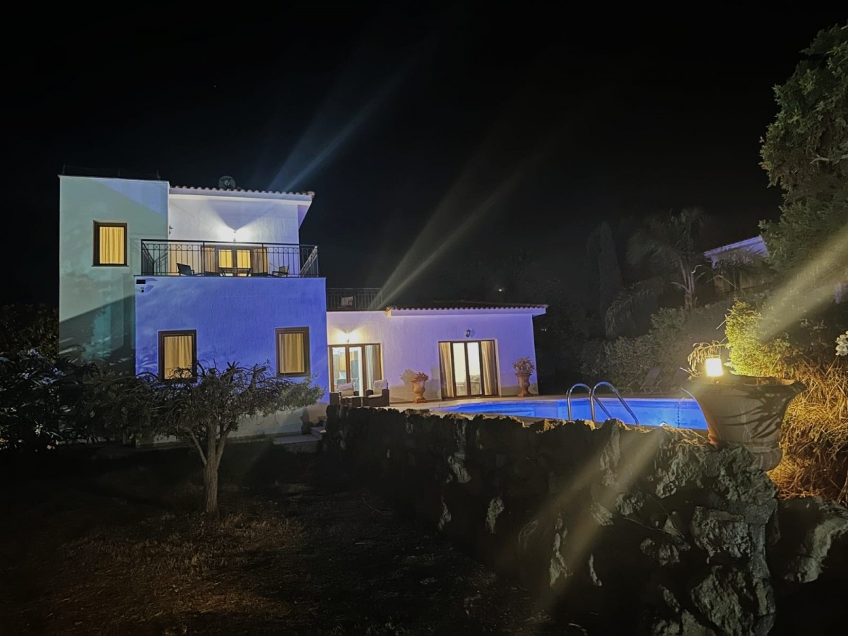 Detached Villa For Rent  in  Peyia - Sea Caves