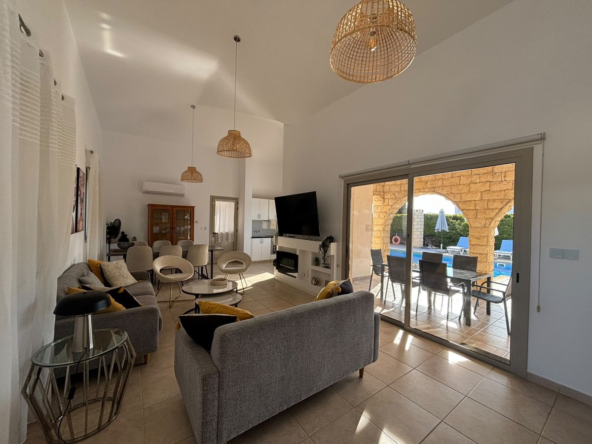 Bungalow For Rent  in  Peyia - Sea Caves