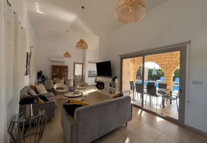 Peyia - Sea Caves, Paphos Bungalow For Rent | DT5478