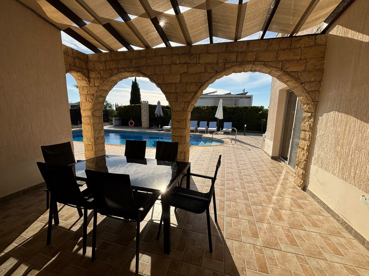 Bungalow For Rent  in  Peyia - Sea Caves