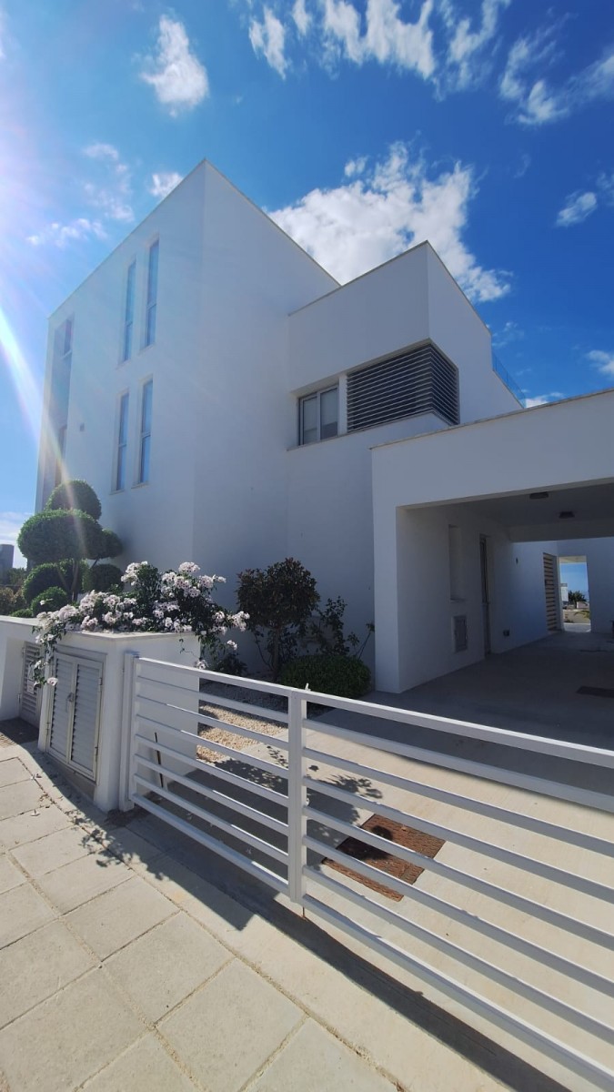 Detached Villa For Sale  in  Geroskipou