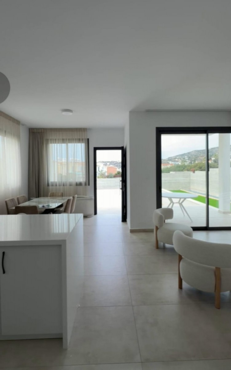 Bungalow For Rent  in  Peyia