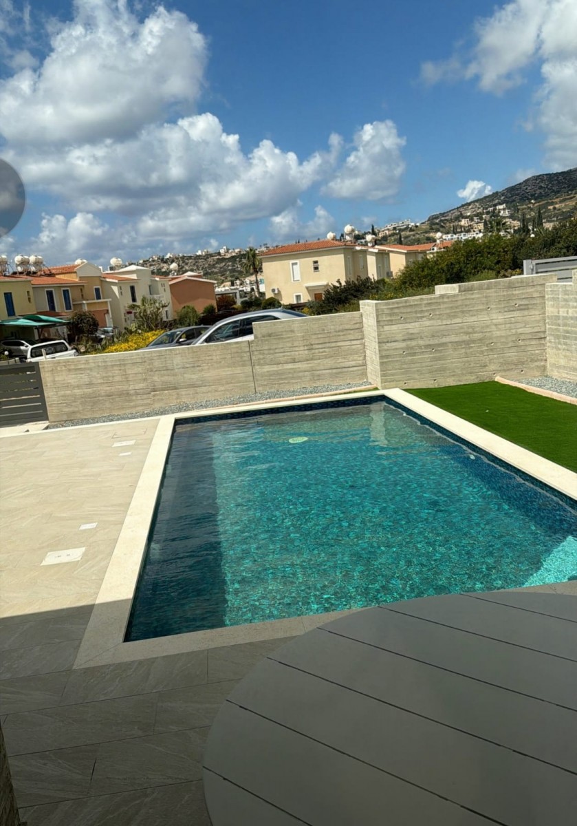 Bungalow For Rent  in  Peyia