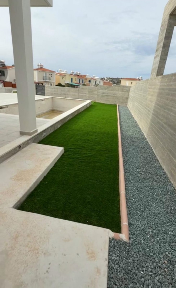 Bungalow For Rent  in  Peyia