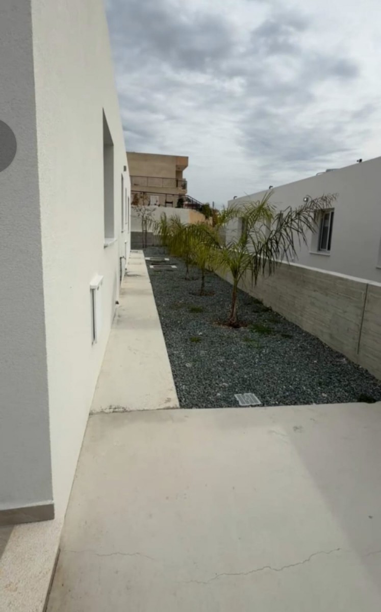 Bungalow For Rent  in  Peyia