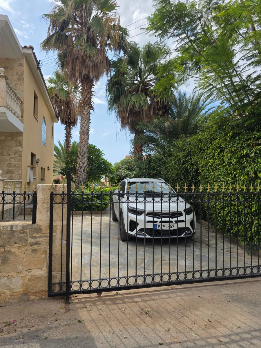 Detached Villa For Rent  in  Peyia