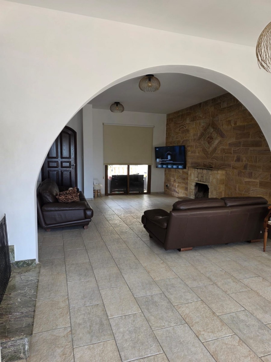 Detached Villa For Rent  in  Peyia