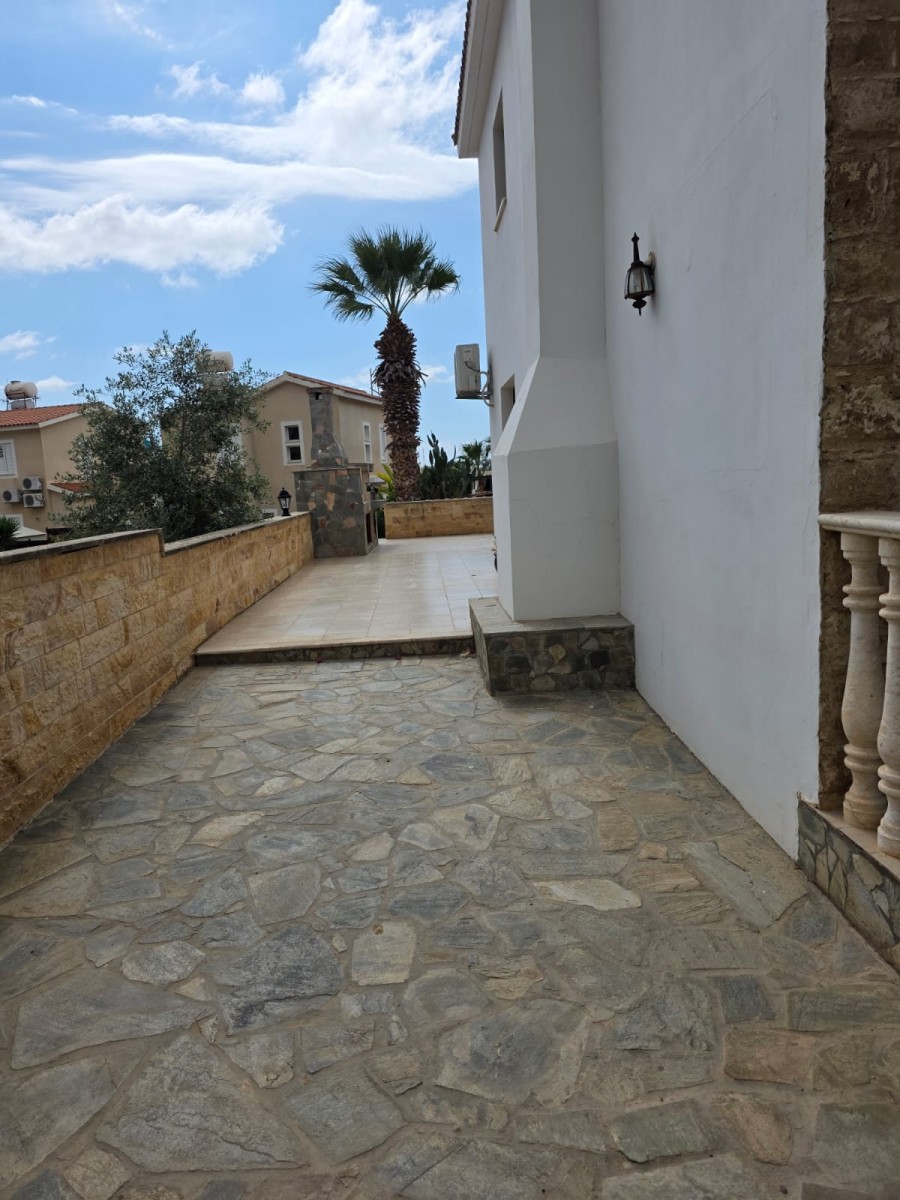 Detached Villa For Rent  in  Peyia